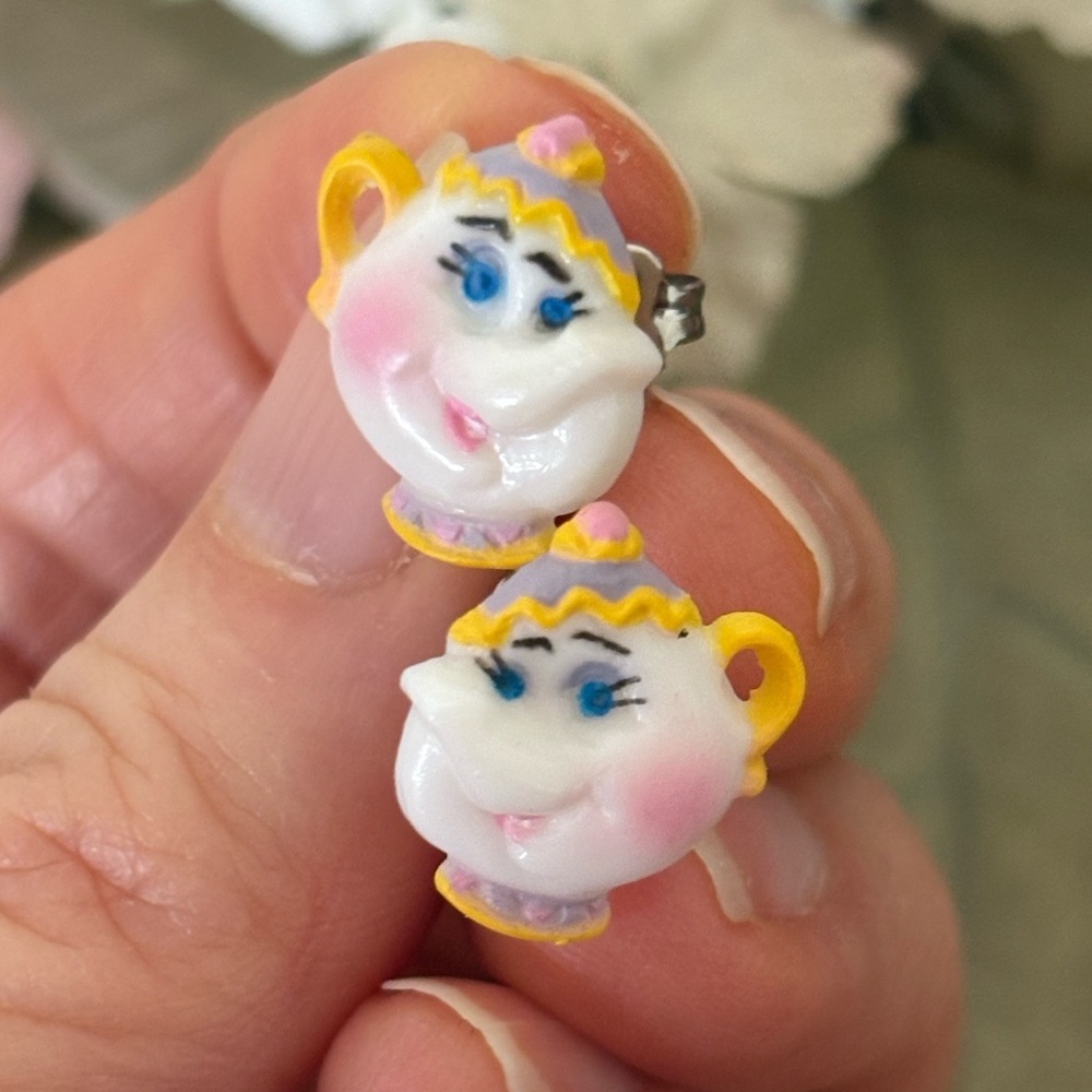 Vintage Avon Disney Mrs. Potts Stud Earrings Beauty & the Beast Gold Tone 90s